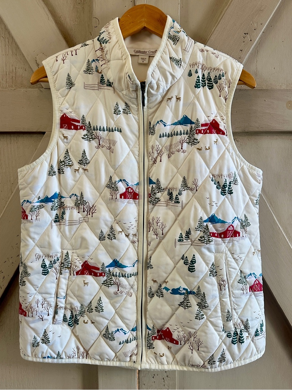 Coldwater Creek Quilted Barn Print Vest Winter Outdoor Scenic M